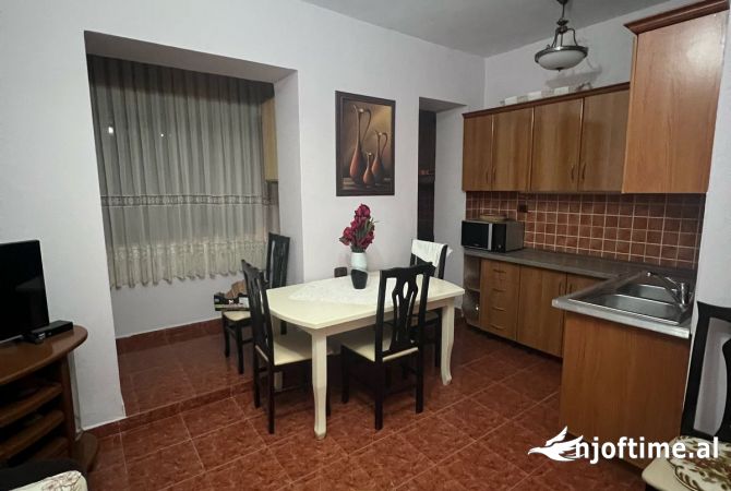 Shtepi me qera Apartament ne Tirane, 2+1, Mobilimi E mobiluar, Pagesa 50,000  Leke.