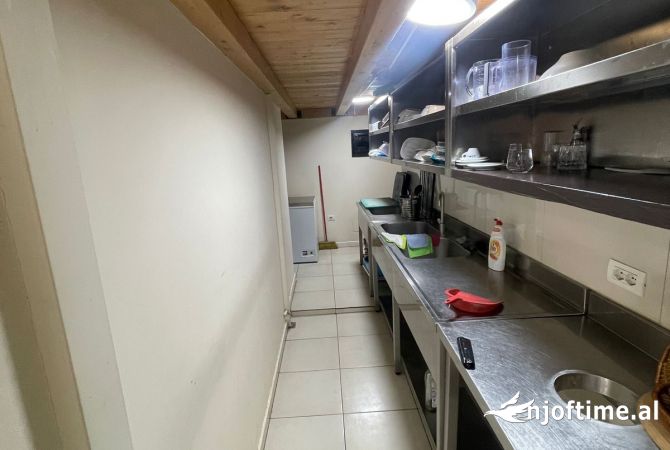 Ambiente Commerciale in Affitto 4+1 a Tirana - 120,000 Leke