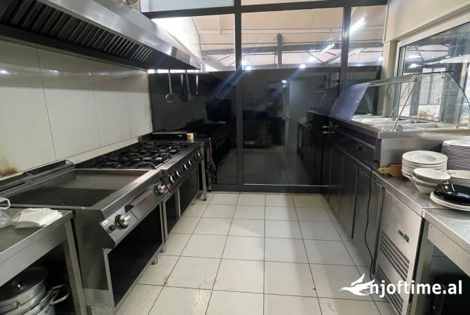 Ambiente Commerciale in Affitto 4+1 a Tirana - 120,000 Leke