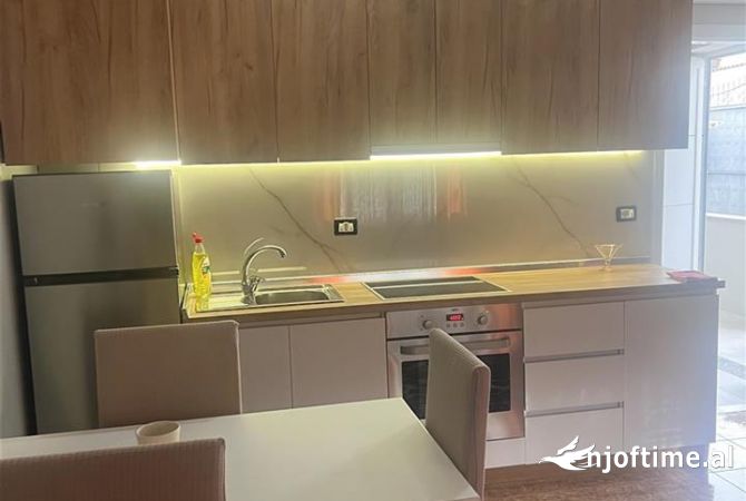 Jepet shtepi private  1+1 me qera  ne 5 Maj