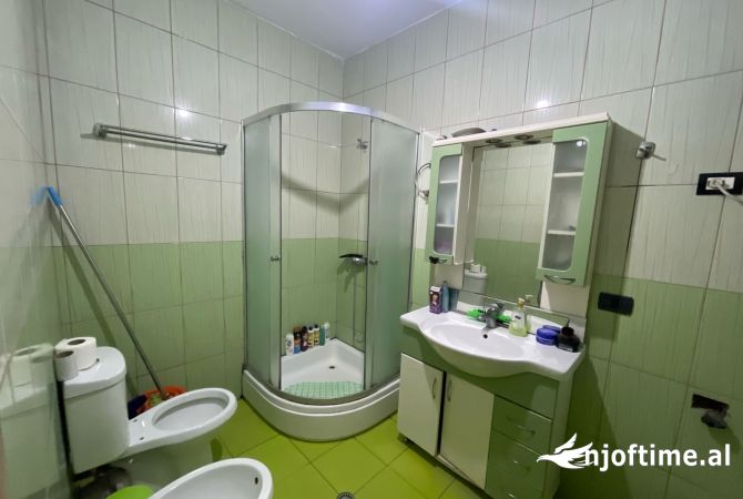 Shtepi ne shitje Apartament ne Tirane, 2+1, Mobilimi E mobiluar, Pagesa 125,000  Euro.