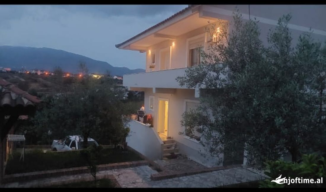Shtepi ne shitje Vila Luksoze ne Tirane, 5+1, Mobilimi E mobiluar, Pagesa 1,300,000  Euro.