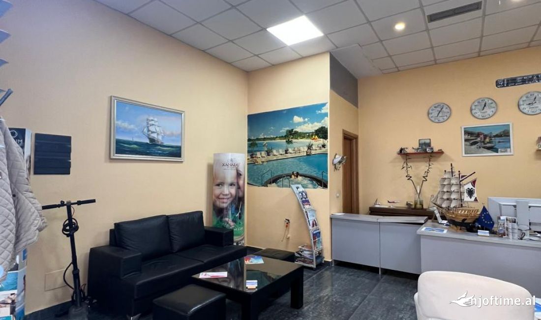 Shitet biznesi Agjenci Turisitike ne Astir