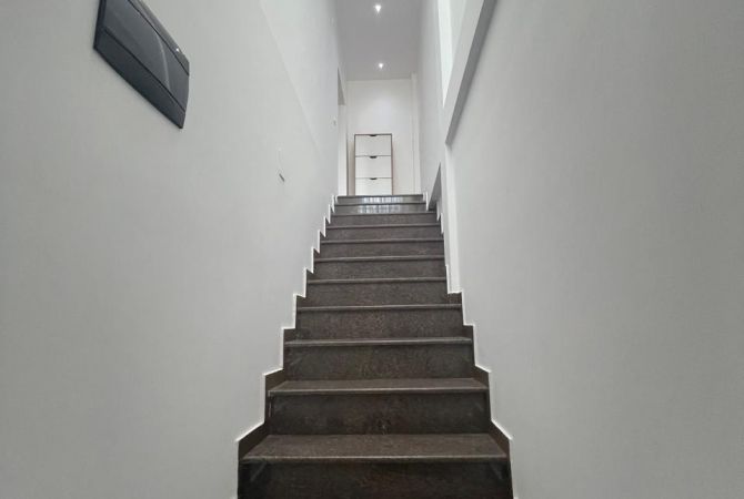 Shtepi ne shitje Vila Luksoze ne Tirane, 2+1, Mobilimi E mobiluar, Pagesa 260,000  Euro.