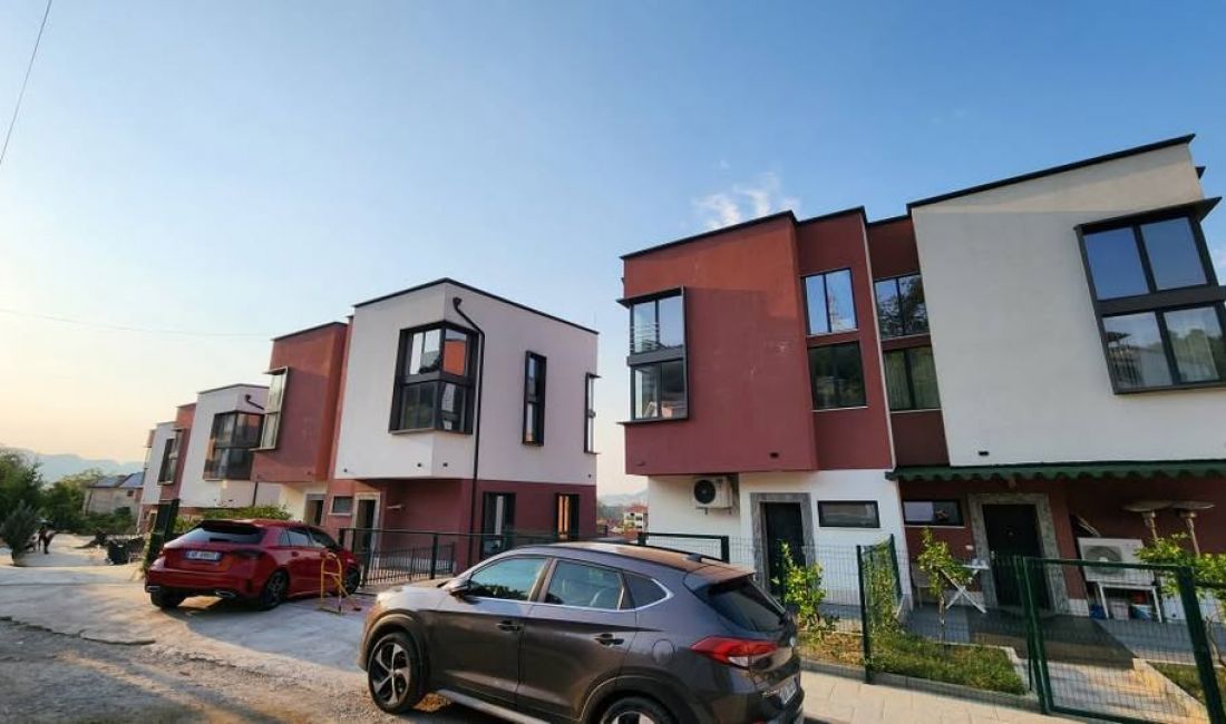 Shtepi ne shitje Vila Luksoze ne Tirane, 3+1, Mobilimi E mobiluar, Pagesa 270,000  Euro.