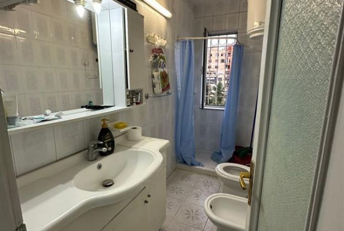 Shtepi me qera Apartament ne Tirane, 2+1, Mobilimi E mobiluar, Pagesa 50,000  Leke.