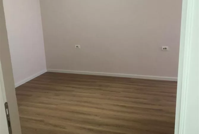 Shtepi ne shitje Apartament ne Tirane, 1+1, Mobilimi Bosh, pa mobiluar, Pagesa 133,000  Euro.