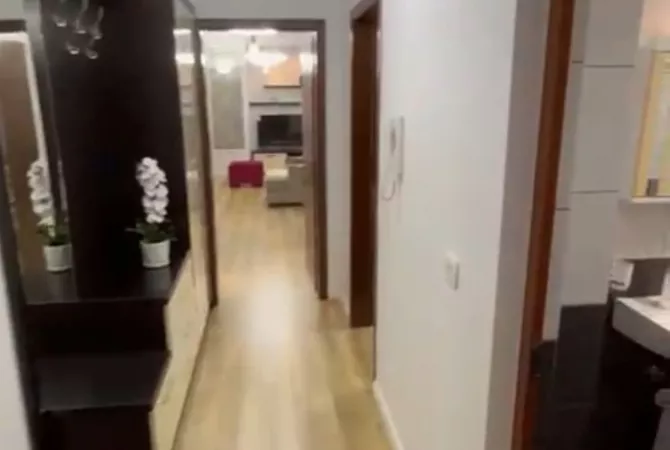 Mansarda(ultimo piano del tetto) in vendita a Tirana 2+1, Arredato