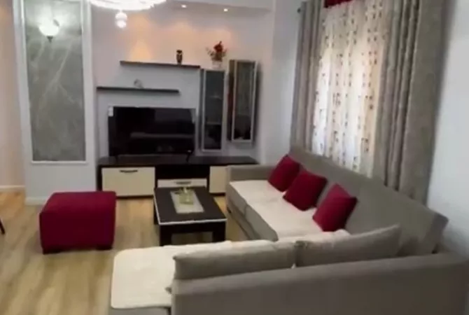 Mansarda(ultimo piano del tetto) in vendita a Tirana 2+1, Arredato