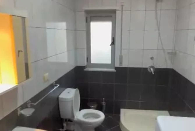 Mansarda(ultimo piano del tetto) in vendita a Tirana 2+1, Arredato