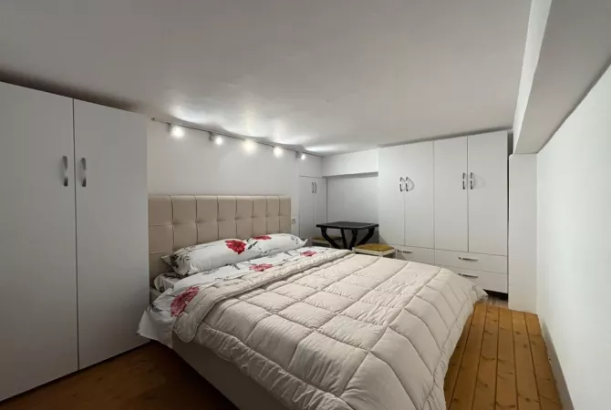 Shtepi ne shitje Apartament ne Tirane, Garsoniere, Mobilimi Bosh, pa mobiluar, Pagesa 45,000  Euro.