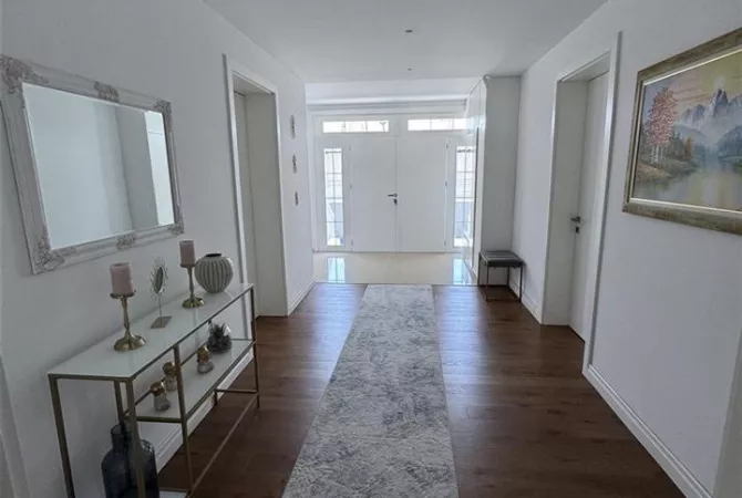 Shtepi me qera Vila Luksoze ne Tirane, 3+1, Mobilimi E mobiluar, Pagesa 2,000  Euro.