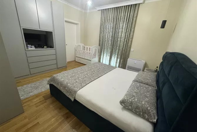 Shtepi me qera Vila Luksoze ne Tirane, 3+1, Mobilimi E mobiluar, Pagesa 2,000  Euro.