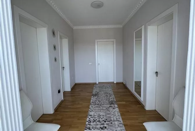 Shtepi me qera Vila Luksoze ne Tirane, 3+1, Mobilimi E mobiluar, Pagesa 2,000  Euro.