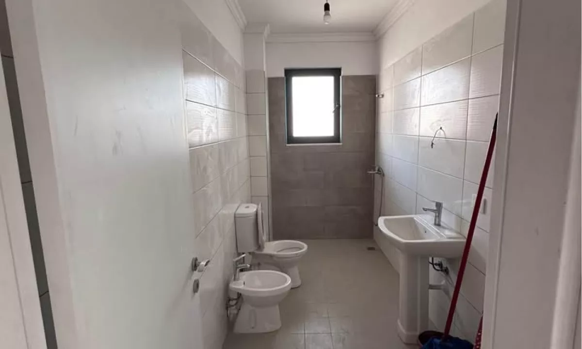 Shtepi ne shitje Apartament ne Tirane, 1+1, Mobilimi Bosh, pa mobiluar, Pagesa 60,000  Euro.