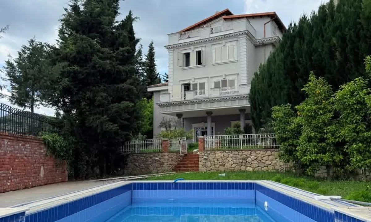 Shtepi ne shitje Vila Luksoze ne Tirane, 6+1, Mobilimi Pjeserisht e mobiluar, Pagesa 850,000  Euro.