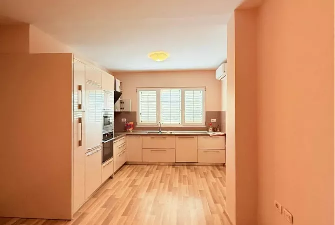 Shtepi ne shitje Vila Luksoze ne Tirane, 6+1, Mobilimi Pjeserisht e mobiluar, Pagesa 850,000  Euro.