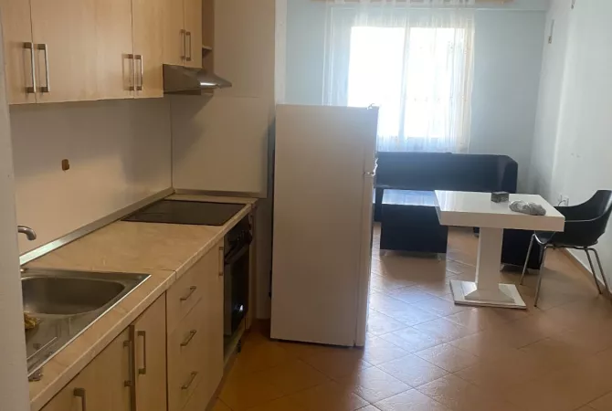 Shtepi me qera Apartament ne Tirane, 1+1, Mobilimi E mobiluar, Pagesa 30,000  Leke.