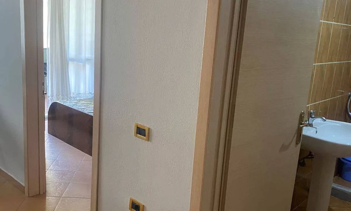 Shtepi me qera Apartament ne Tirane, 1+1, Mobilimi E mobiluar, Pagesa 30,000  Leke.