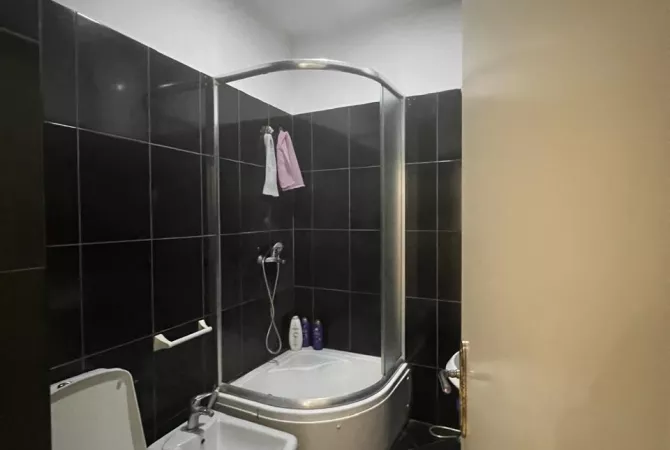 Shtepi me qera Apartament ne Tirane, 2+1, Mobilimi E mobiluar, Pagesa 450  Euro.