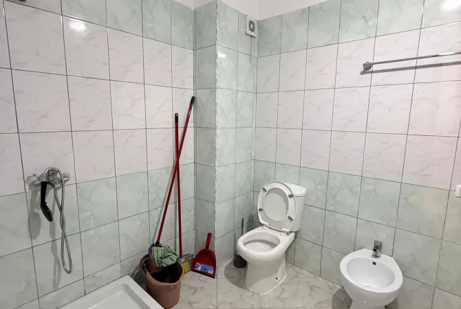 Shtepi ne shitje Apartament ne Tirane, 2+1, Mobilimi E mobiluar, Pagesa 125,000  Euro.