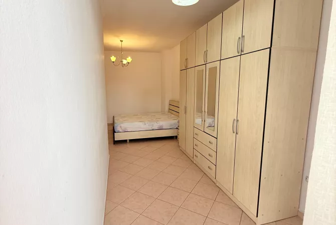 Shtepi ne shitje Apartament ne Tirane, 2+1, Mobilimi E mobiluar, Pagesa 125,000  Euro.