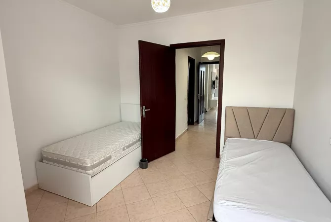 Shtepi ne shitje Apartament ne Tirane, 2+1, Mobilimi E mobiluar, Pagesa 125,000  Euro.