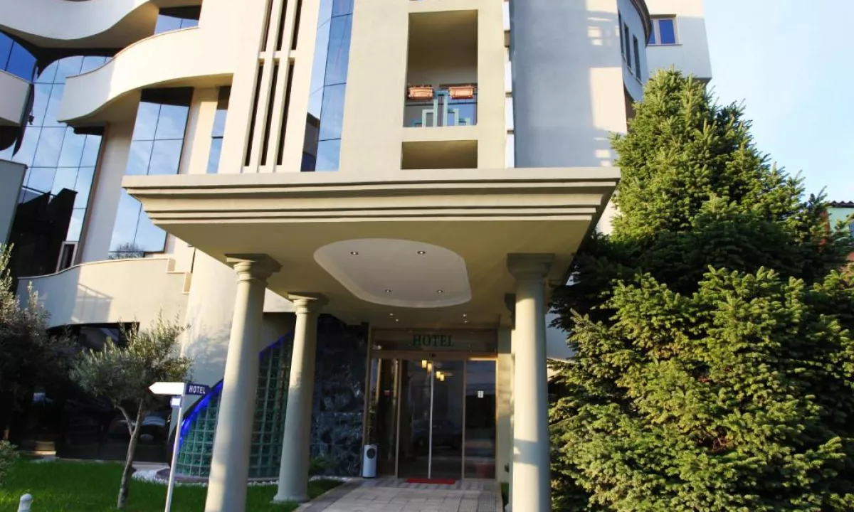 Shitet Hotel ne Vaqarr 