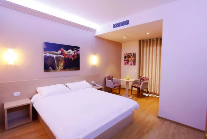 Shitet Hotel ne Vaqarr 