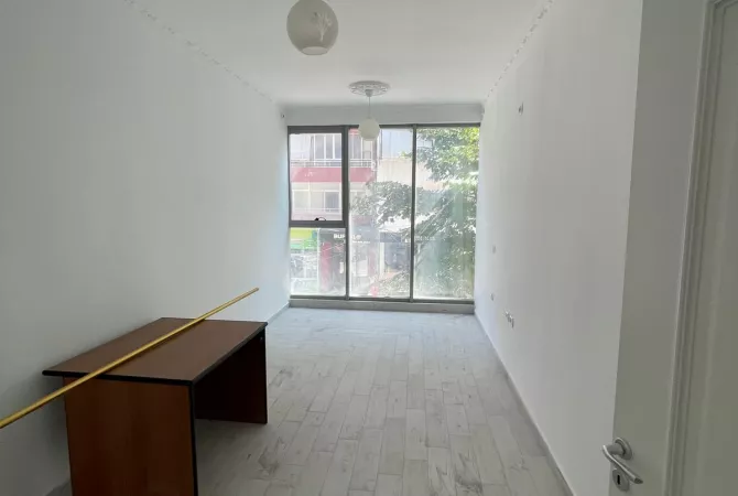 Ambient biznesi me qera 3+1 ne Tirane - 2,500 Euro