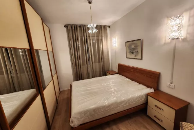 Shtepi me qera Apartament ne Tirane, 2+1, Mobilimi E mobiluar, Pagesa 50,000  Leke.