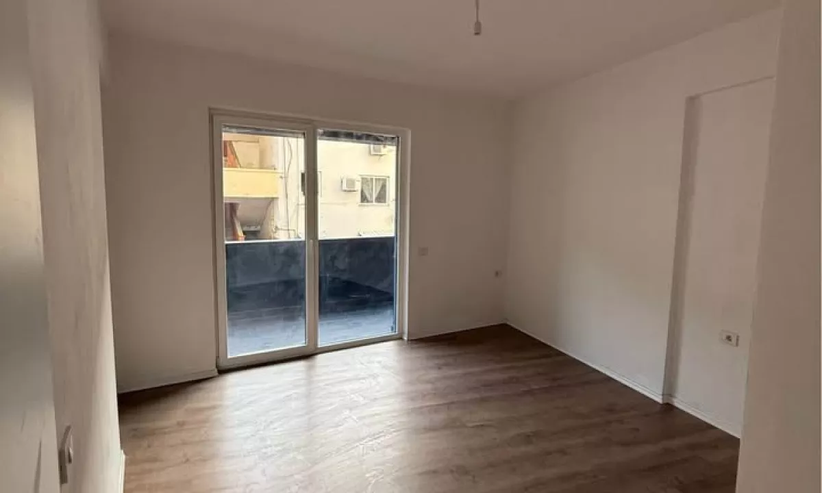 Jepet me qera Ambient tek Rruga e Durresit