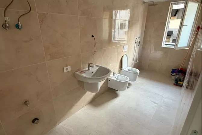 Jepet me qera Ambient tek Rruga e Durresit