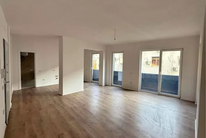 Jepet me qera Ambient tek Rruga e Durresit