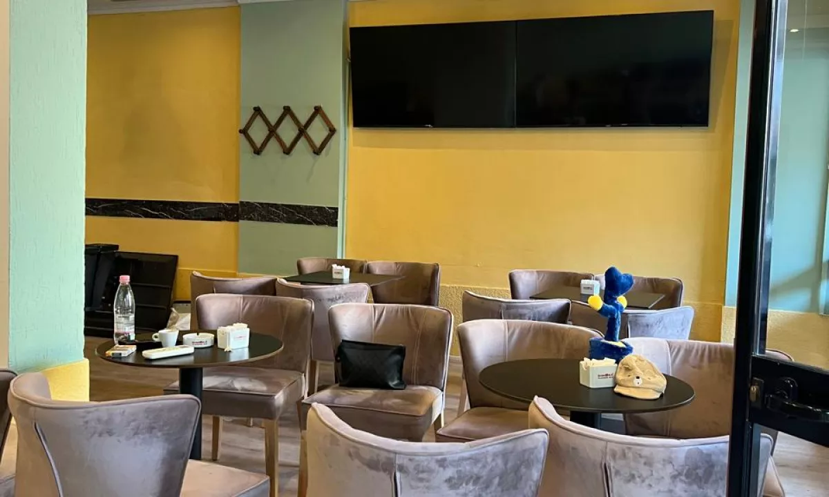 Shitet  ambient biznesi Bar-Kafe ne Komune te Parisit.