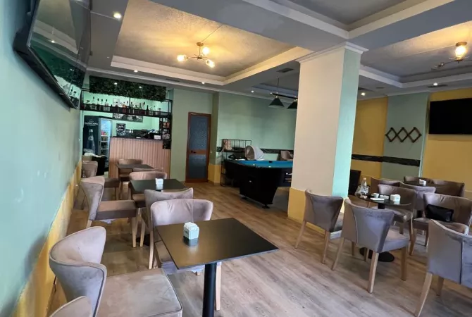 Shitet  ambient biznesi Bar-Kafe ne Komune te Parisit.