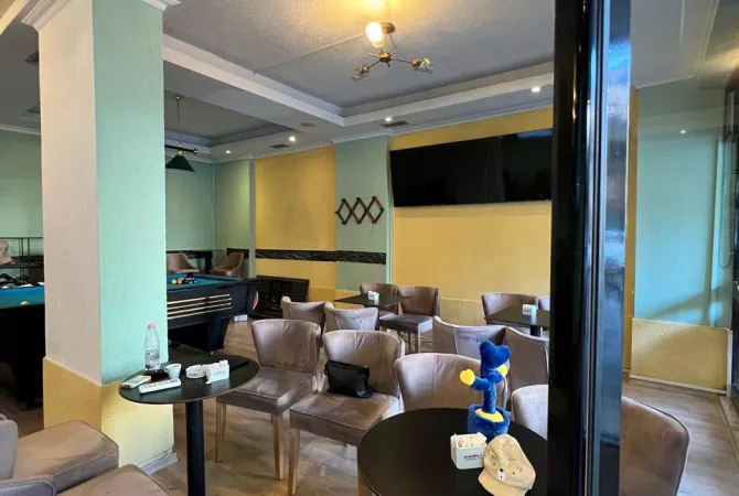 Shitet  ambient biznesi Bar-Kafe ne Komune te Parisit.