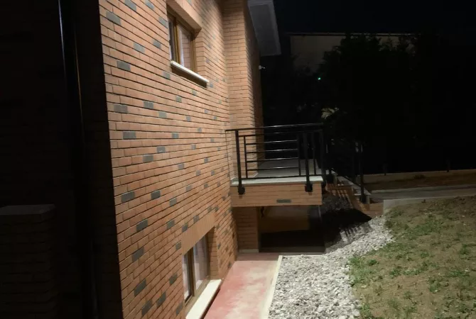 Shtepi me qera Vila Luksoze ne Tirane, 6+1, Mobilimi E mobiluar, Pagesa 4,500  Euro.