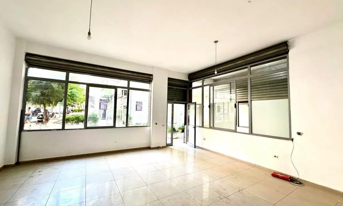 Shitet Dyqani ne Yzberisht