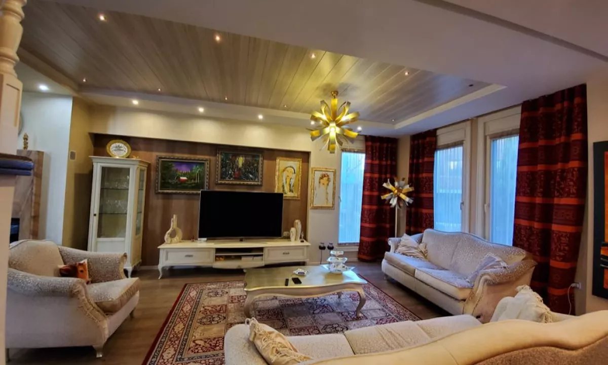 Shtepi me qera Vila Luksoze ne Tirane, 5+1, Mobilimi E mobiluar, Pagesa 5,000  Euro.