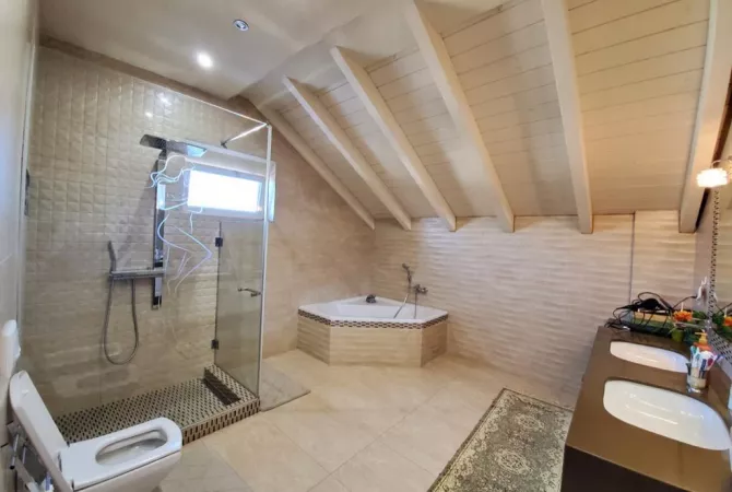 Shtepi me qera Vila Luksoze ne Tirane, 5+1, Mobilimi E mobiluar, Pagesa 5,000  Euro.