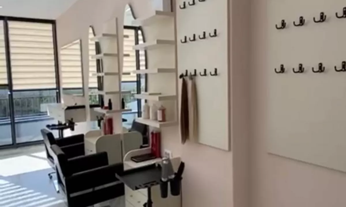 Shitet biznesi i nje parukerie te Lake View.