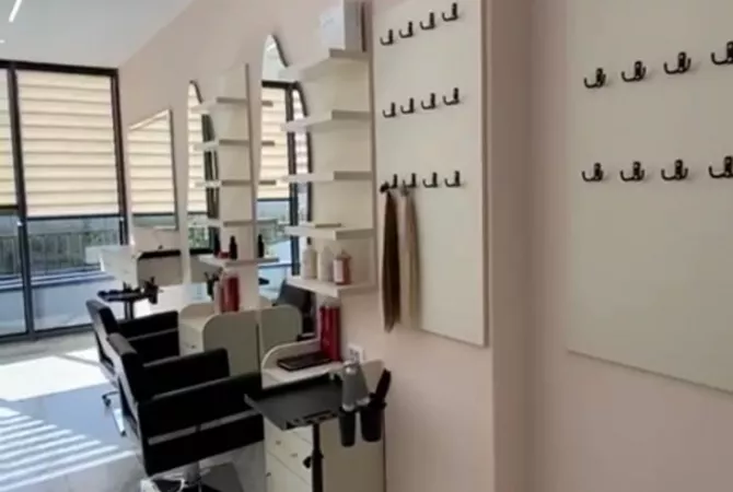 Shitet biznesi i nje parukerie te Lake View.