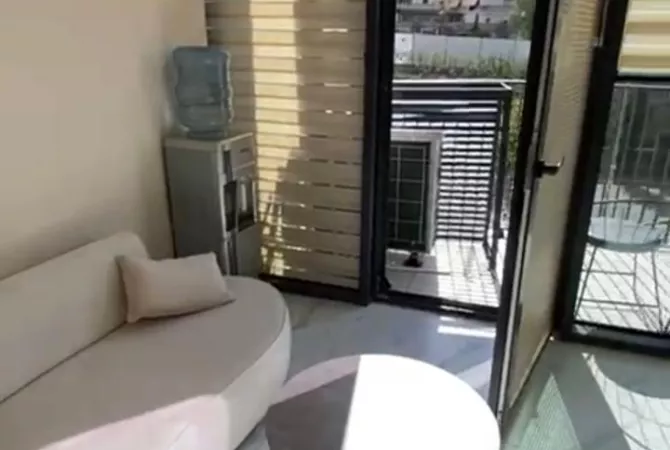 Shitet biznesi i nje parukerie te Lake View.