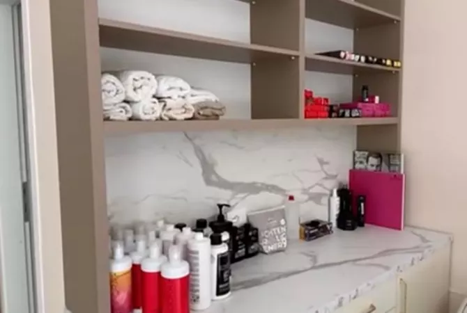 Shitet biznesi i nje parukerie te Lake View.