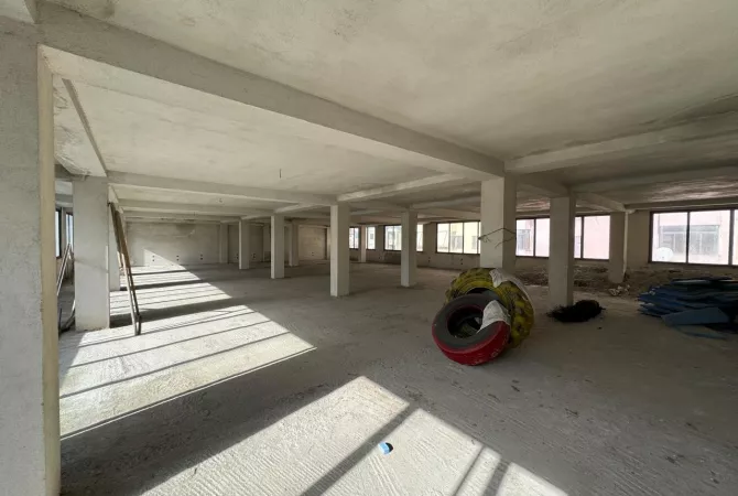 Jepet me qera ambient biznesi tek Pallati me Shigjeta 	