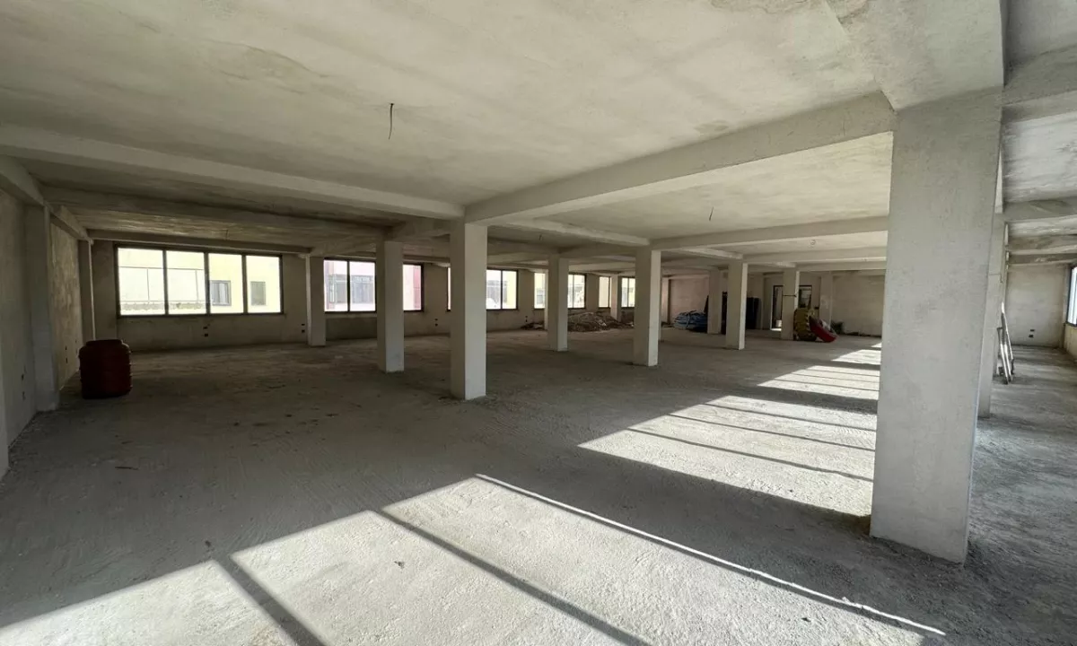 Jepet me qera ambient biznesi tek Pallati me Shigjeta 	