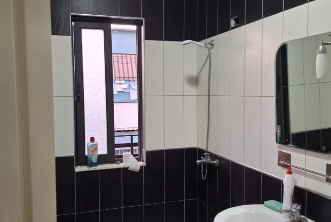 Shtepi me qera Apartament ne Tirane, 2+1, Mobilimi E mobiluar, Pagesa 50,000  Leke.