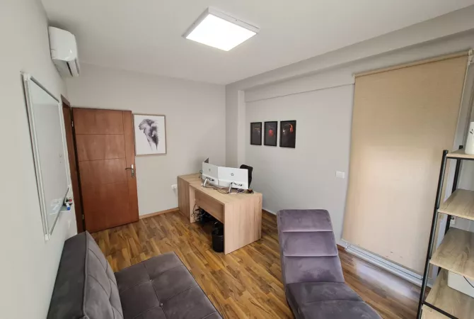 Jepet me qera apartament 4+1 per zyra, tek 21 Dhjetori