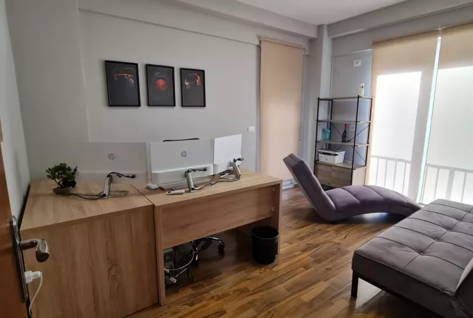 Jepet me qera apartament 4+1 per zyra, tek 21 Dhjetori